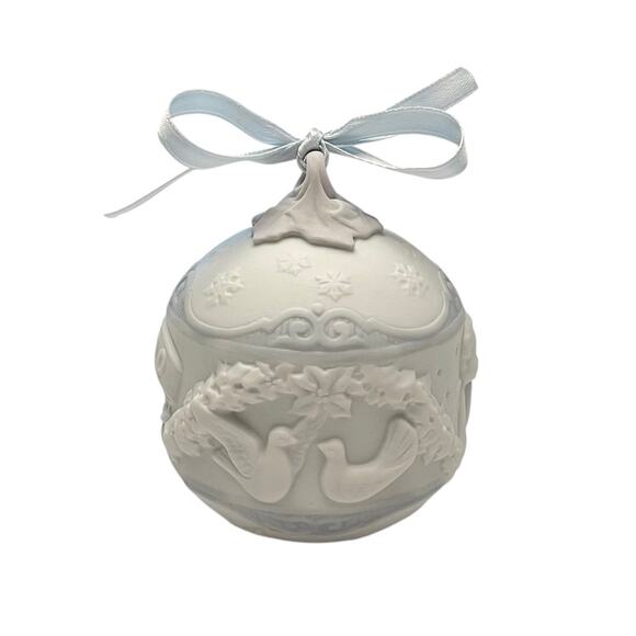 Vintage LLADRO 2000 WEDDING CHRISTMAS ORNAMENT Embossed PORCELAIN #16699 - Picture 1 of 8